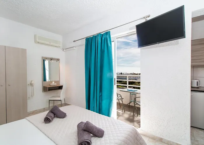 Anika ファリラキ